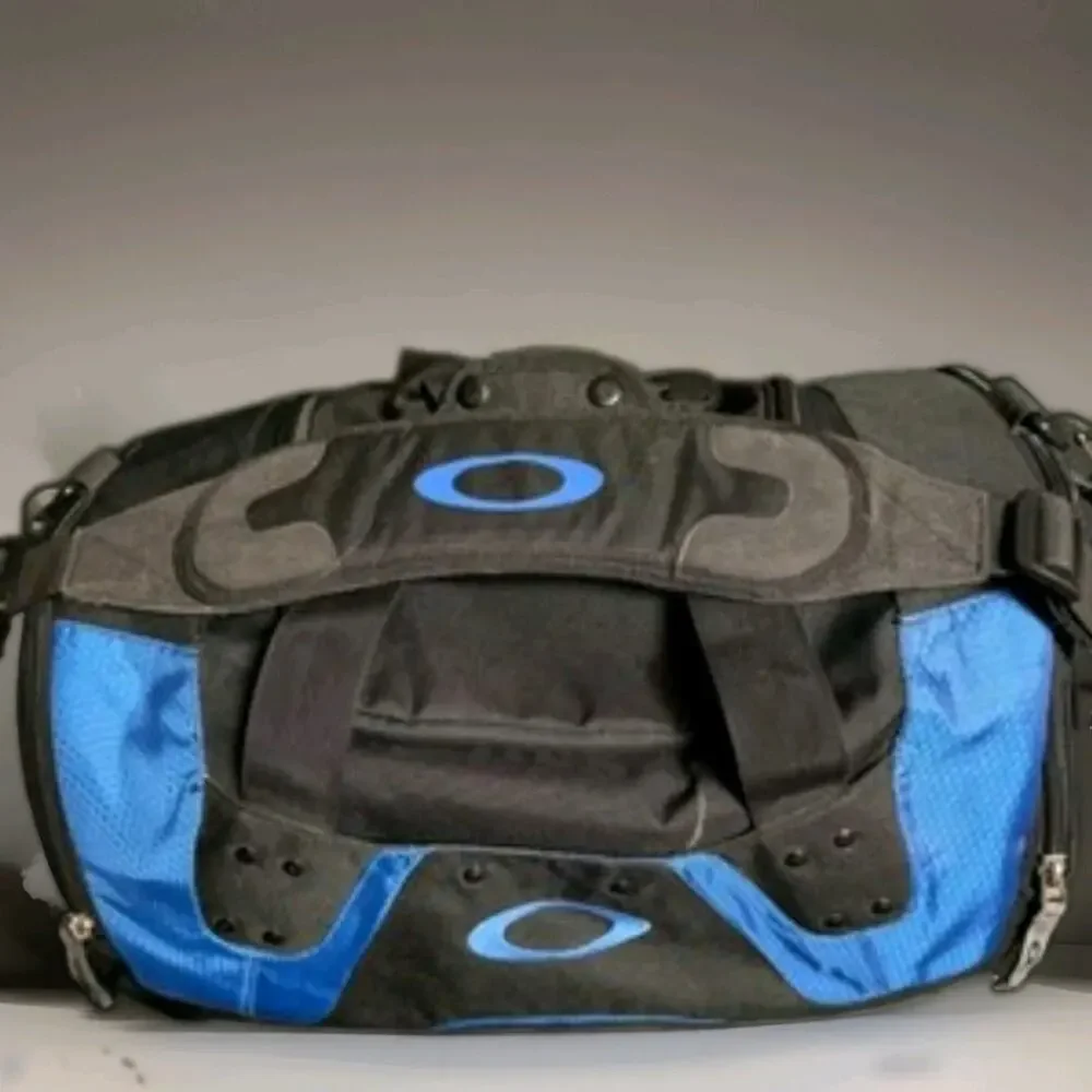NEW Y2K Vintage Original Y2K Oakley Large Duffel Bag Tactical Gym Travel Tech